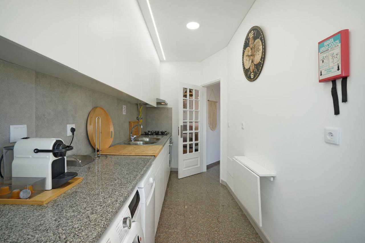 Costa Beach Apartment By The Portuguese Butler Costa de Caparica Exteriör bild